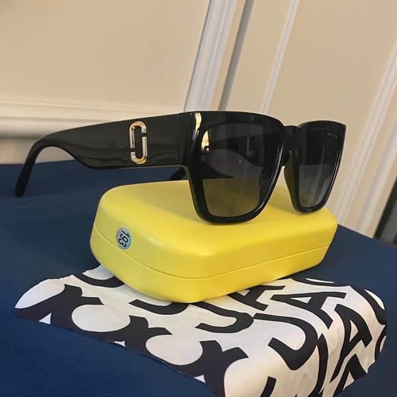 NWOT-Marc Jacob’s Black Sunglasses with Yellow Case - Picture 4 of 10